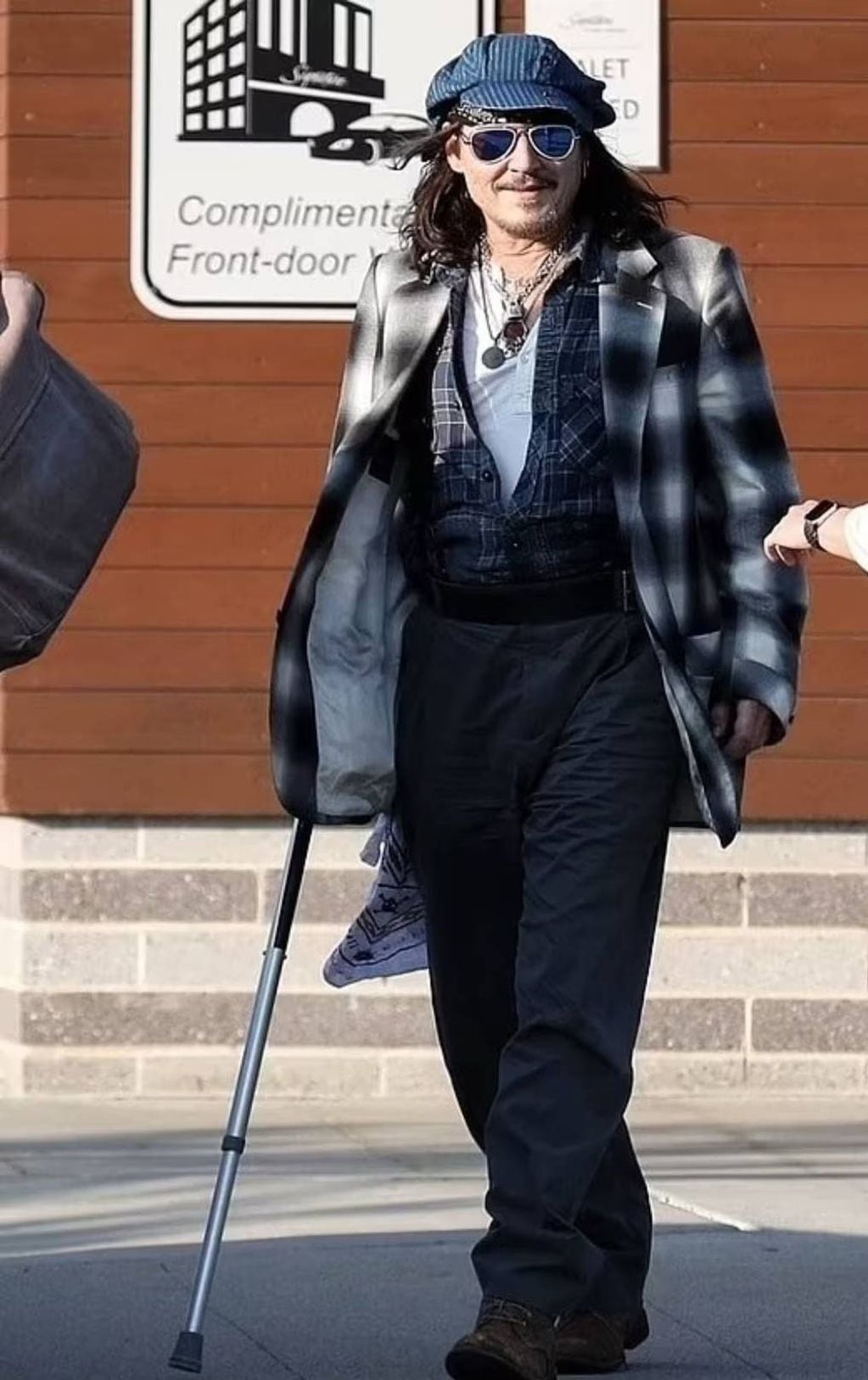 Johnny Depp con un bastón