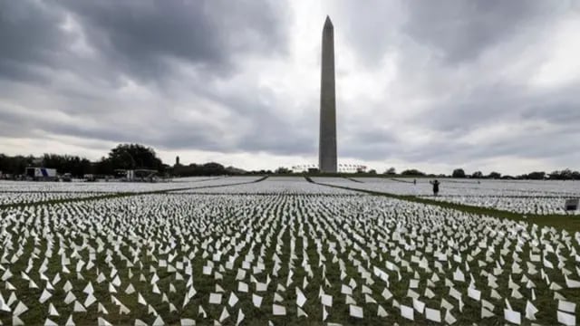 Con más de 600 mil banderas homenajean a las víctimas del Coronavirus en Washington