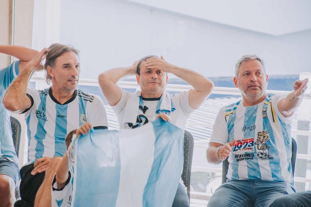 Niños miraron el partido de Argentina contra Polonia con el “Flaco” Schiavi y el Gobernador de Misiones.
