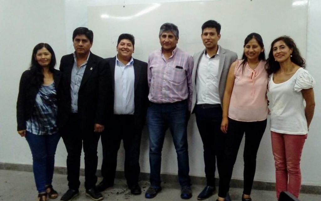 El ingeniero en Informática Álvaro Facundo Llampa (tercero desde la izquierda) y su compañero de tesis, Facundo Contreras, con docentes de la Facultad de Ingeniería, en el día de su graduación.