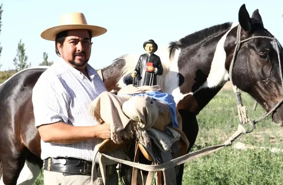 La imagen del "cura gaucho" Brochero iba en una mula, mientras el resto cabalgaba.