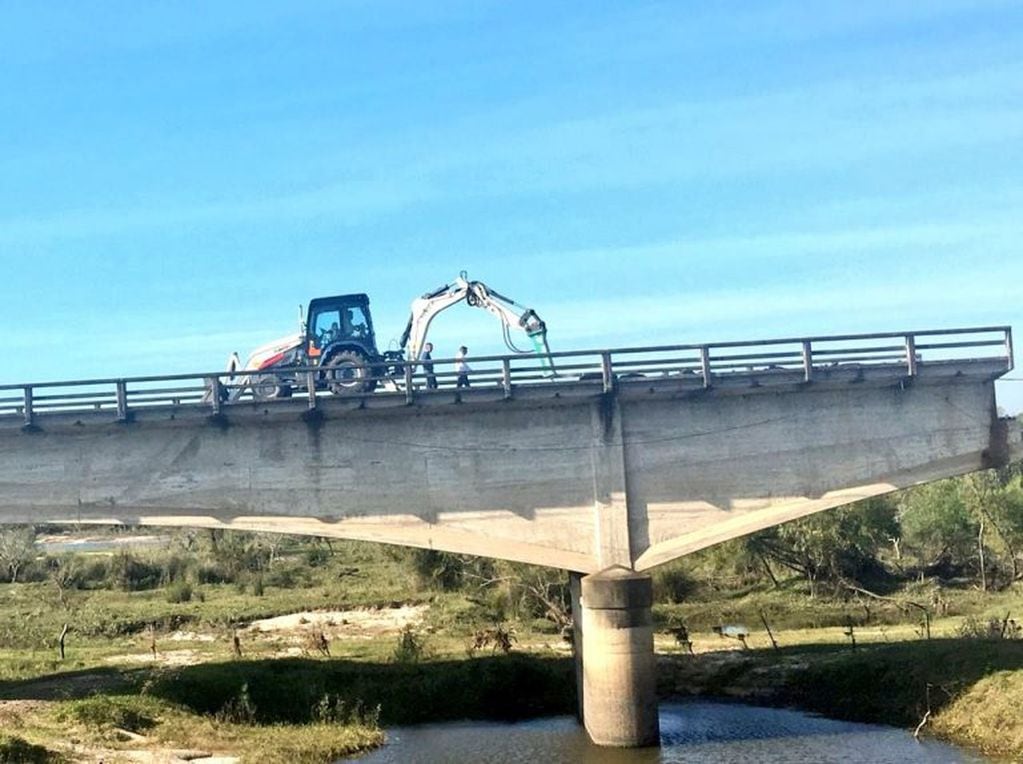 Continúan los trabajos de demolición del puente sobre el arroyo Guazú.