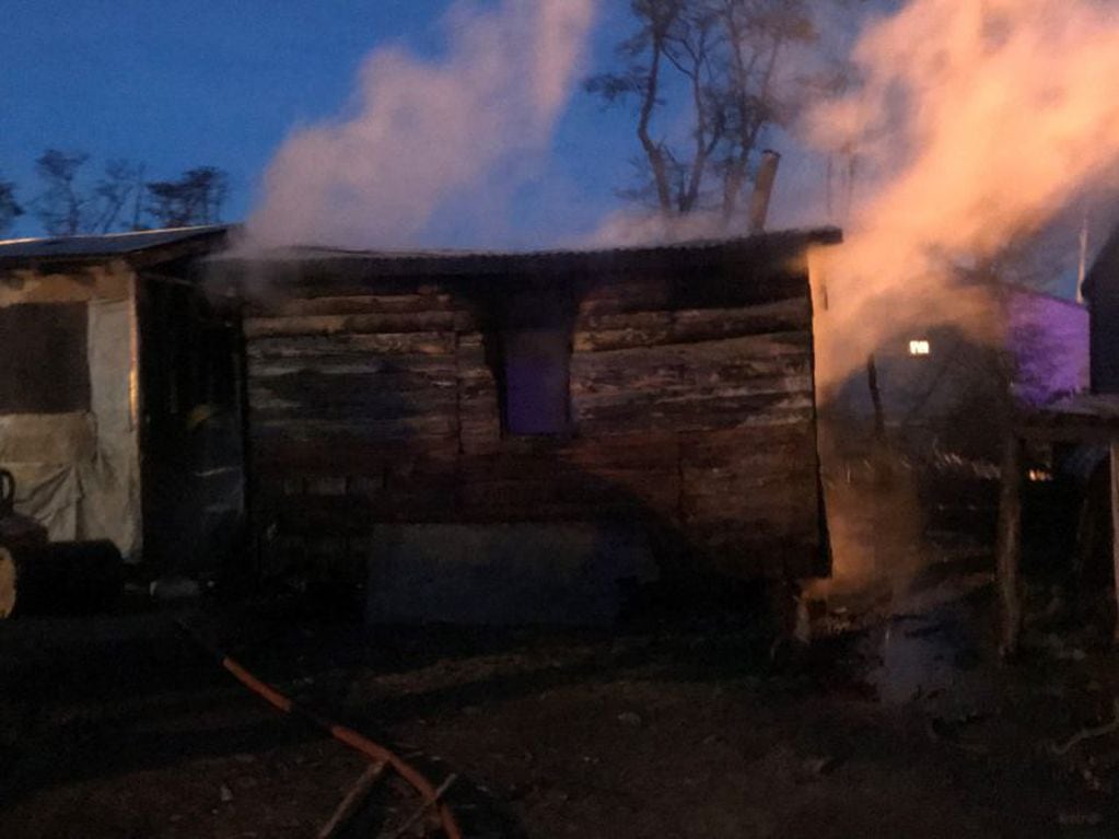 Incendio casilla barrio Provincias Unidas Tolhuin, Tierra del Fuego