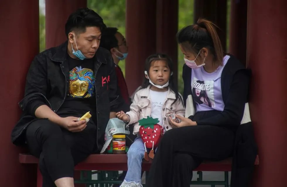 Beijing (China), 31/01/2019.- Residents sit in a park in Beijing, China, 17 May 2020. Due to a new guidance released from the Beijing Center for Disease Prevention and Control on 17 May, people don't need to wear face masks outside, but still should avoid close contact with others. Several countries around the world have started to ease COVID-19 lockdown restrictions in an effort to restart their economies and help people in their daily routines after the outbreak of coronavirus pandemic. EFE/EPA/WU HONG