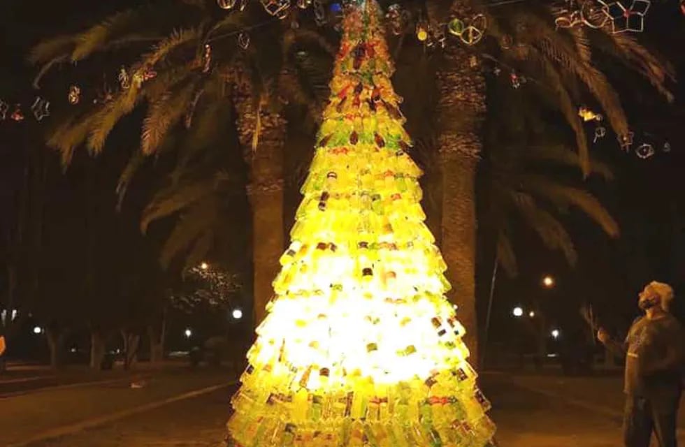 Los vecinos armaron un árbol navideño de 3 metros de alto decorado con botellas plásticas.