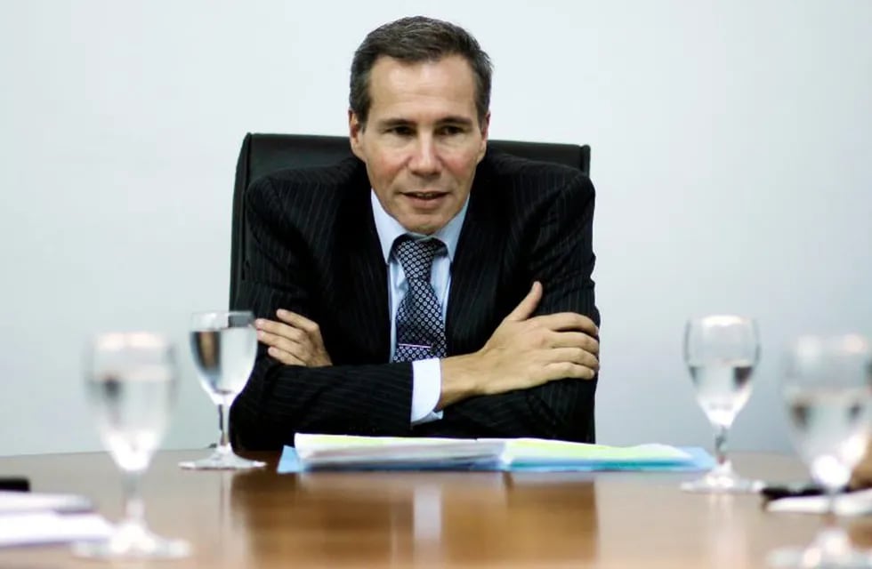 Late Argentine prosecutor Alberto Nisman speaks during a meeting with journalists in Buenos Aires, Argentina, May 29, 2013. Picture taken May 29, 2013.  REUTERS/Marcos Brindicc buenos airse alberto nisman asesinato fiscal del caso AMIA investigacion muerte alberto nisman fiscal causa amia muerte reabren la causa