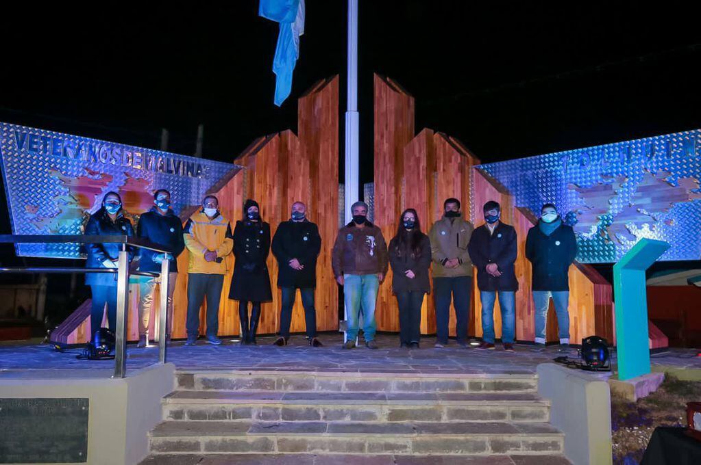 En el monumento de la Plazoleta “Veteranos de Malvinas”, se honró a los héroes, conmemorando su lucha en el campo de batalla.