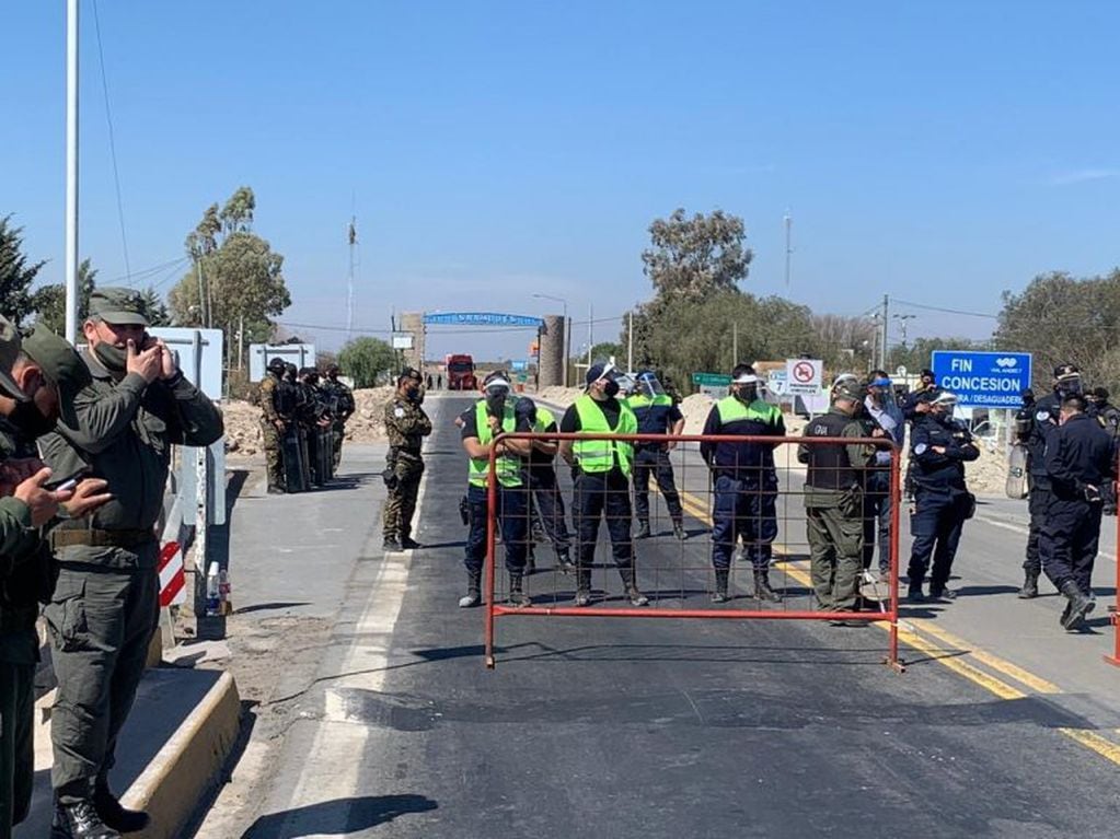 Fuerte presencia policial de San Luis durante el bloqueo de productores agropecuarios sobre puente rio Desaguadero