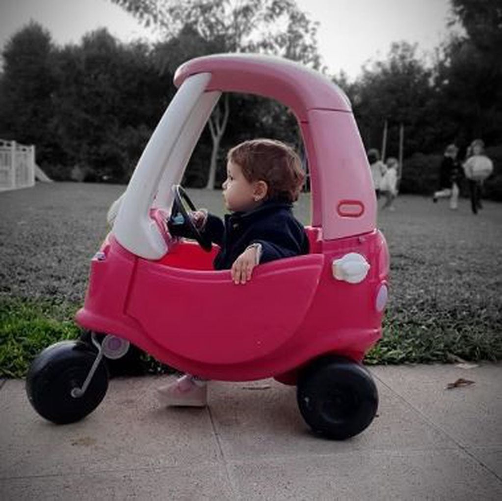 Benjamín Vicuña mostró a su hija Magnolia jugando con un autito (Instagram/benjavicunamori)