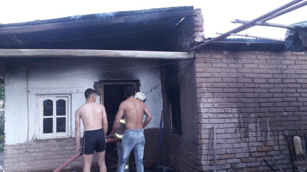 El fuego consumió una humilde vivienda en Cañada Seca. Foto 