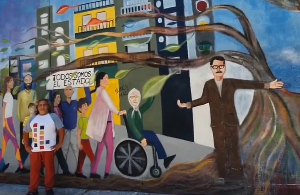 Edgardo Alba Gentile frente a parte del mural inclusivo "Yo soy el Estado" inaugurado en el comedor universitario de la UNSL.