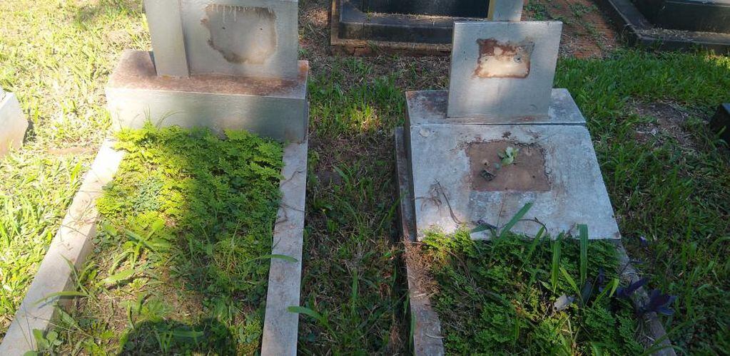 En un cruel acto vandálico, roban las placas de bronce del cementerio Danés en Eldorado.