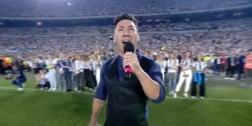 Ariel Ardit cantó el Himno Nacional frente a la selección argentina.