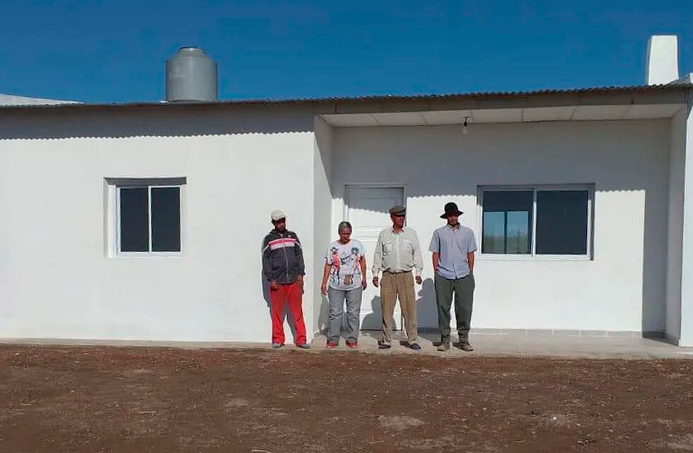 Zúñiga y su familia frente a su nueva casa (Infohuella)