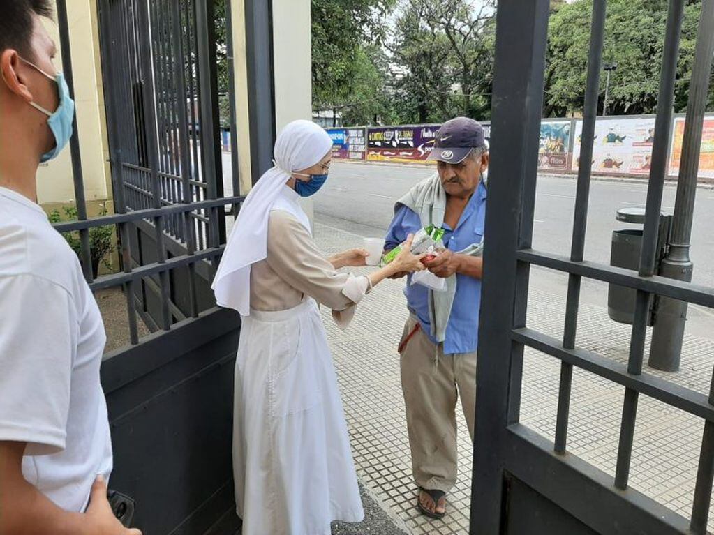 Los voluntarios de la fundación "Un mundo diferente" siguen trabajando durante la pandemia.