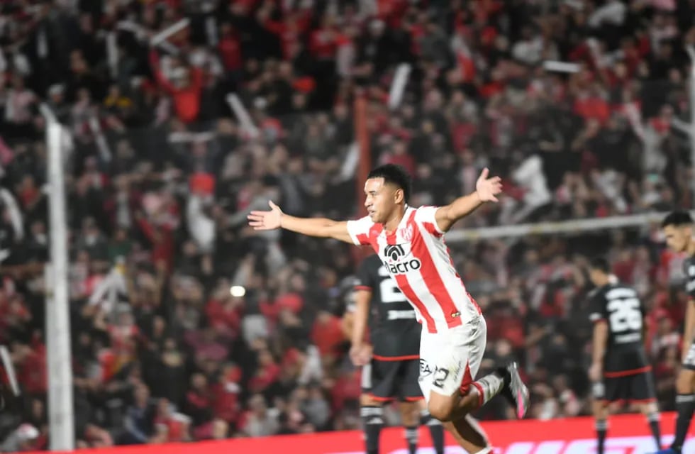 Damián Puebla superó a Franco Armani con su disparo desde el punto penal para el 1-0 de Instituto ante River. (Javier Ferreyra / La Voz)
