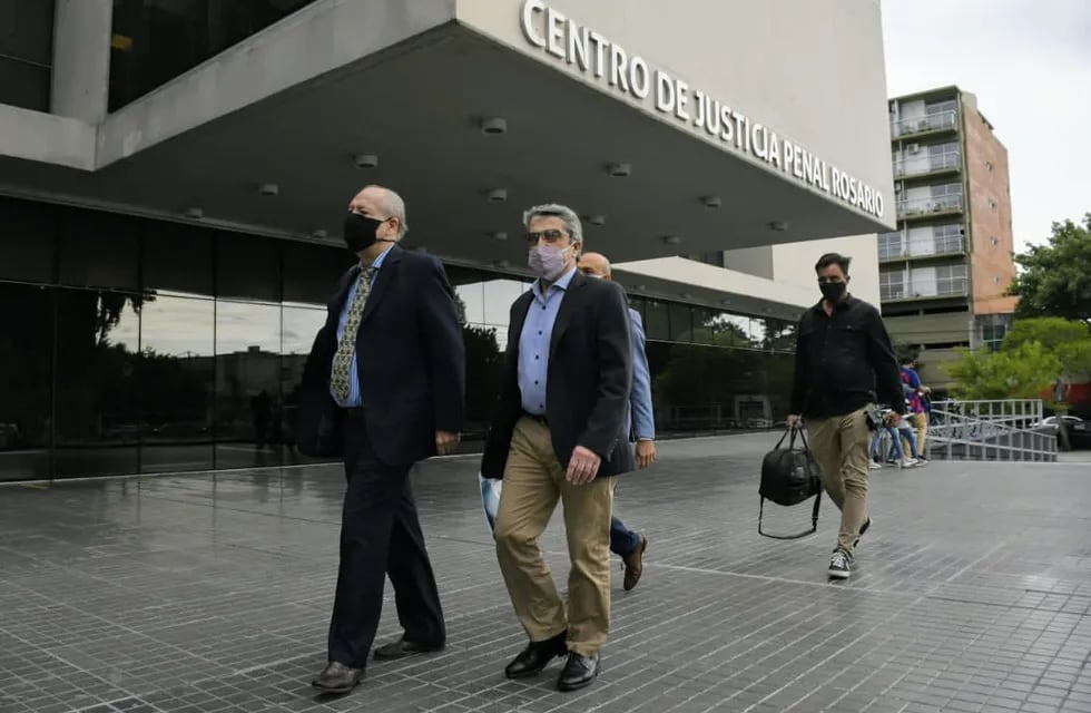 Traferri y su abogado entrando al Centro de Justicia Penal (@MauroYasprizza)