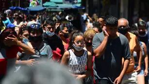 Gente sin barbijo en la peatonal