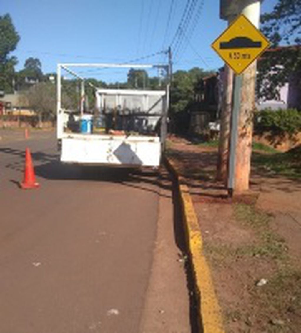 Realizan señalética y colocan cartelería en calles de Puerto Iguazú.