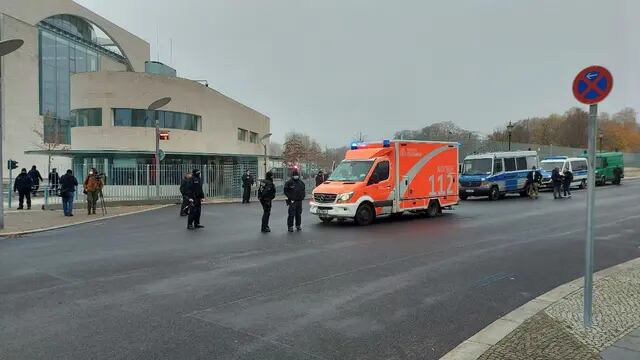 Un auto irrumpió en la sede de la cancillería alemana