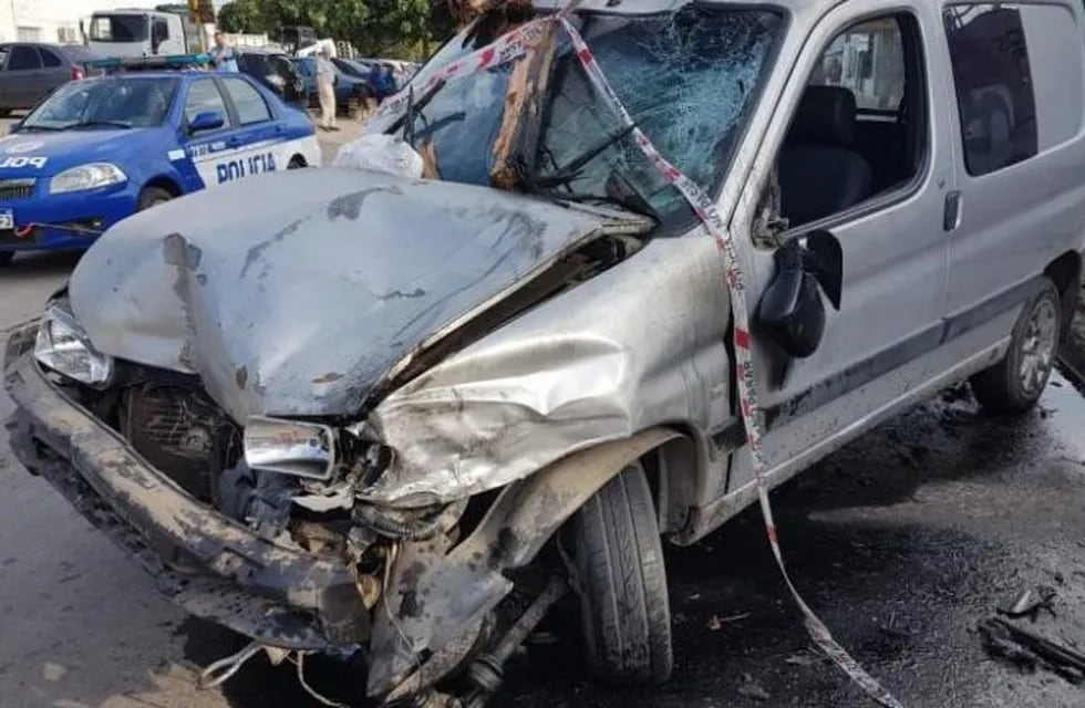 Así quedó el vehículo tras impactar contra un auto, dos postes y un padre y su hijito en barrio Patricios Oeste. (El Doce TV)