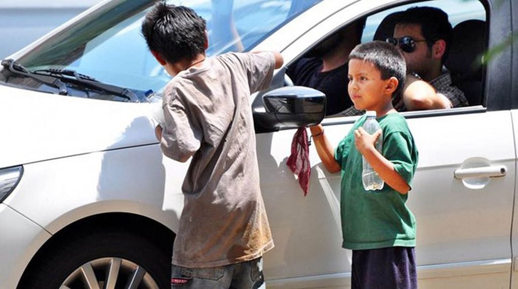 Desde limpieza de vidrios hasta malabares, muchas veces los niños son usados para ganar una moneda (Foto: Jujuy al momento).
