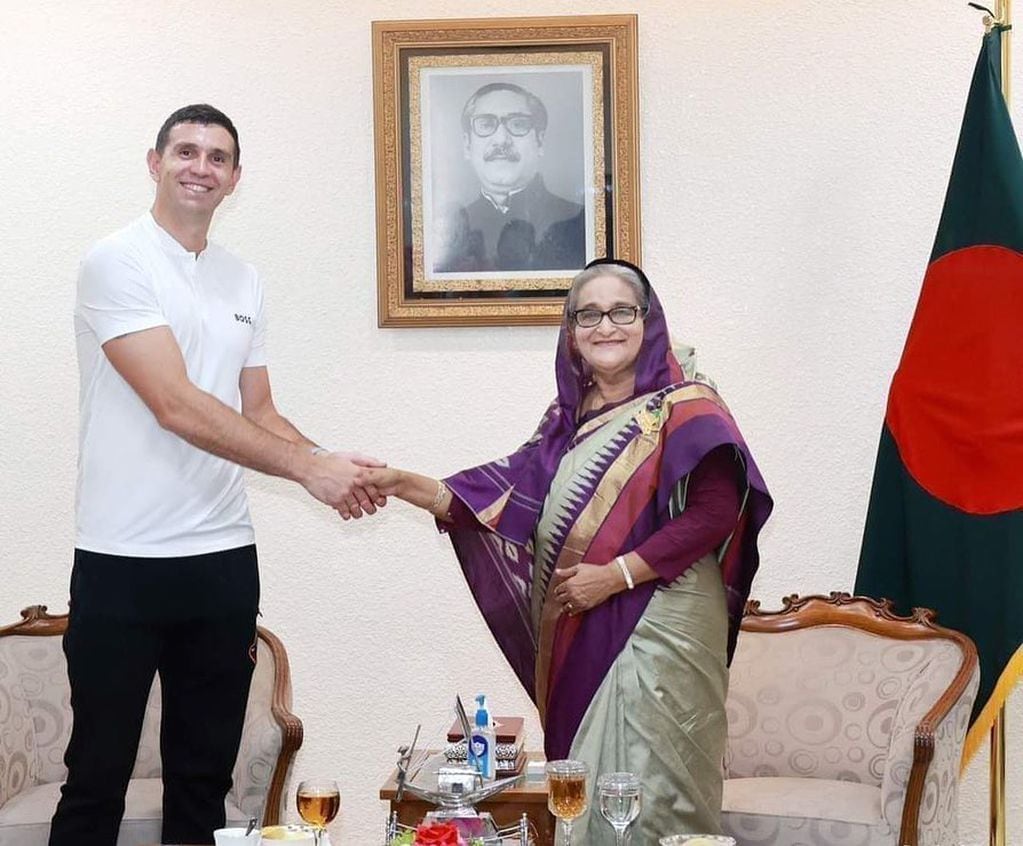 El Dibu Martínez estuvo de visita en Bangladesh.