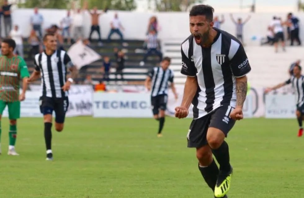 Lucas Baldunciel grita el gol que le daría la victoria a Gimnasia de Mendoza.