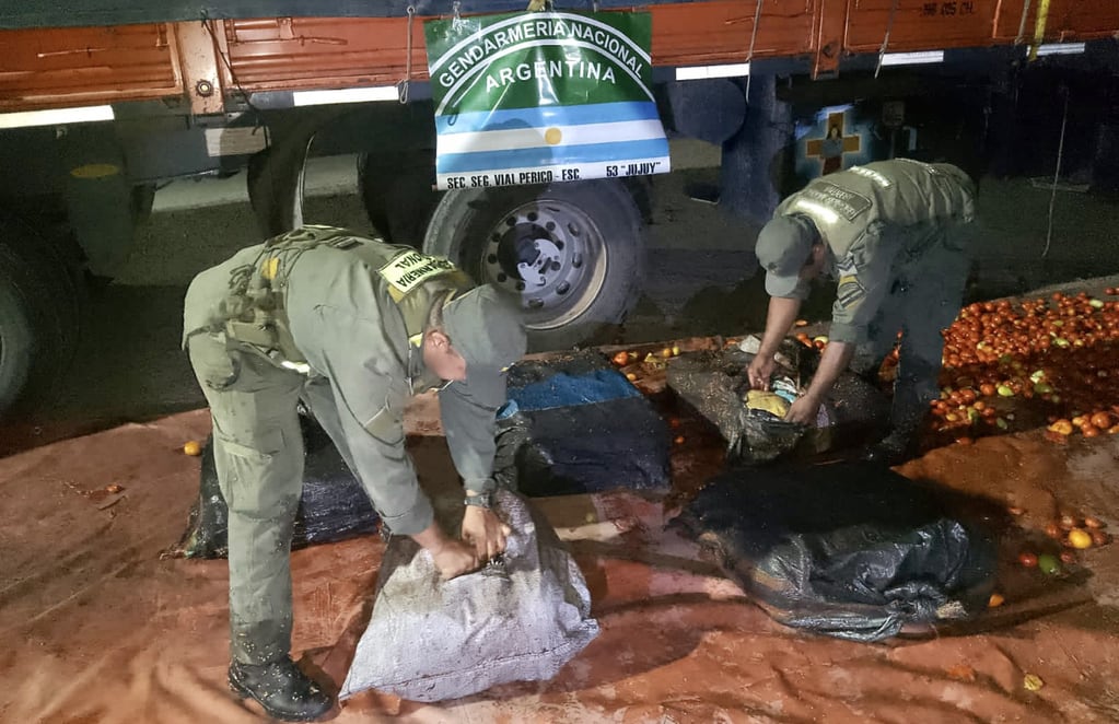 El can antinarcóticos “Jenny” alertó a los gendarmes en Jujuy sobre la presencia del estupefaciente, al pasar por el semirremolque de un camión de cargas.
