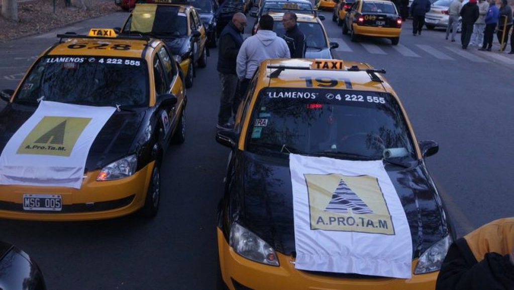 Aseguran desde el Gobierno que la tasa impositiva de Uber será igual o mayor a la que paguen los taxis.