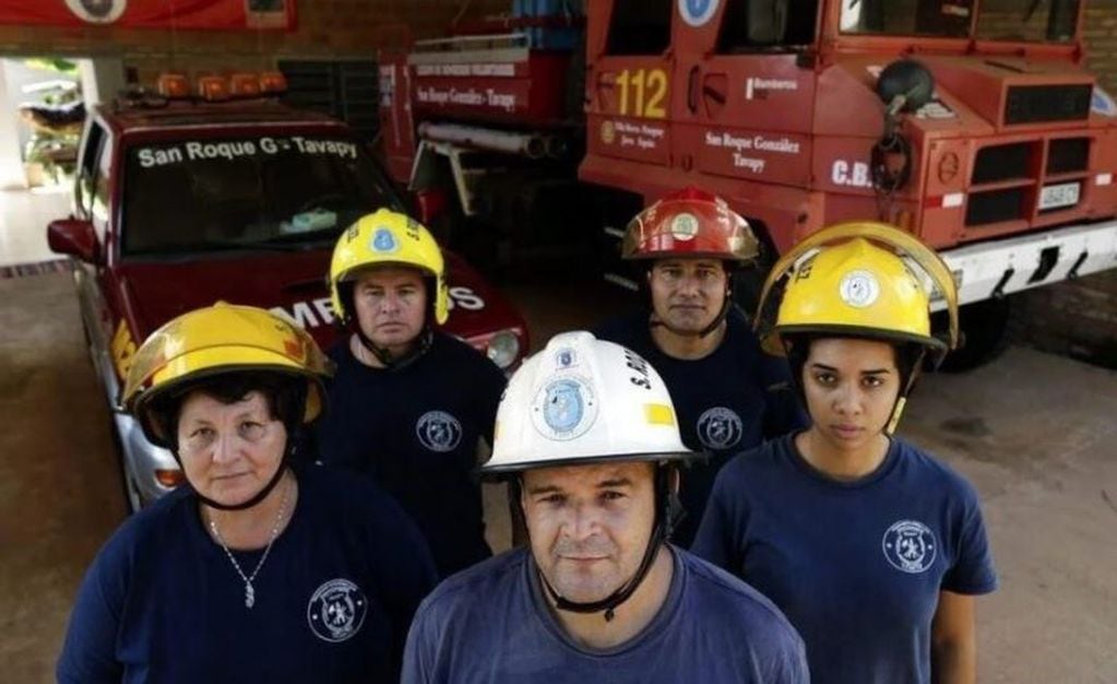 Bomberos paraguayos reclamaron mayor atención del Estado con un calendario al desnudo.