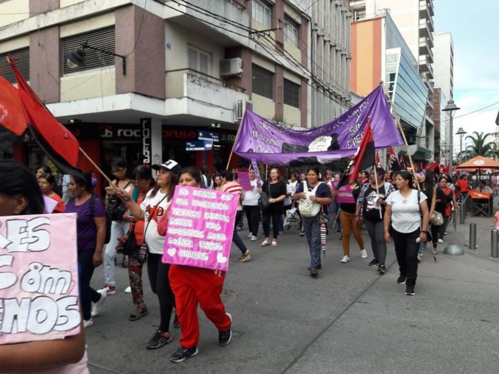 La marcha de mujeres de este lunes, recorrió las calles de San Salvador de Jujuy haciendo visibles sus reclamos.
