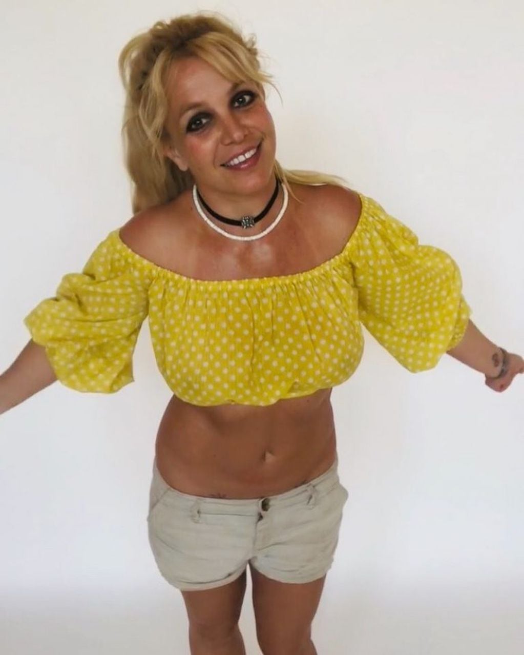 Supuestamente Britney Spears manda mensajes en código con el color de su ropa. (Instagram/britneyspears)