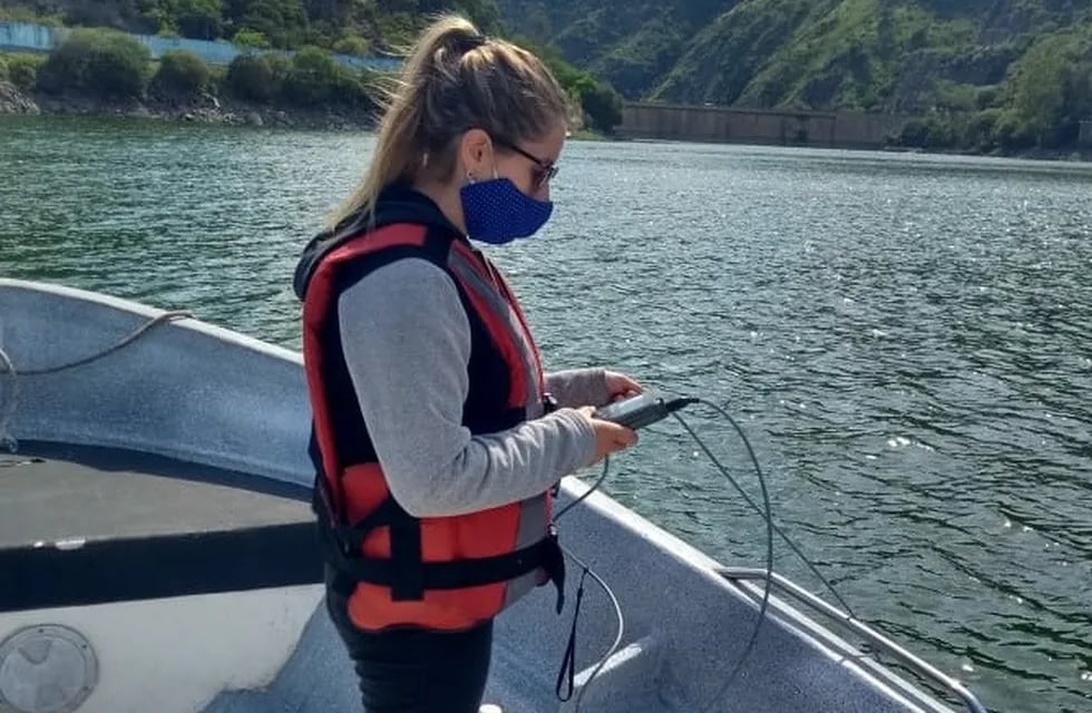 Monitoreo y tareas de mitigación en el lago San Roque.