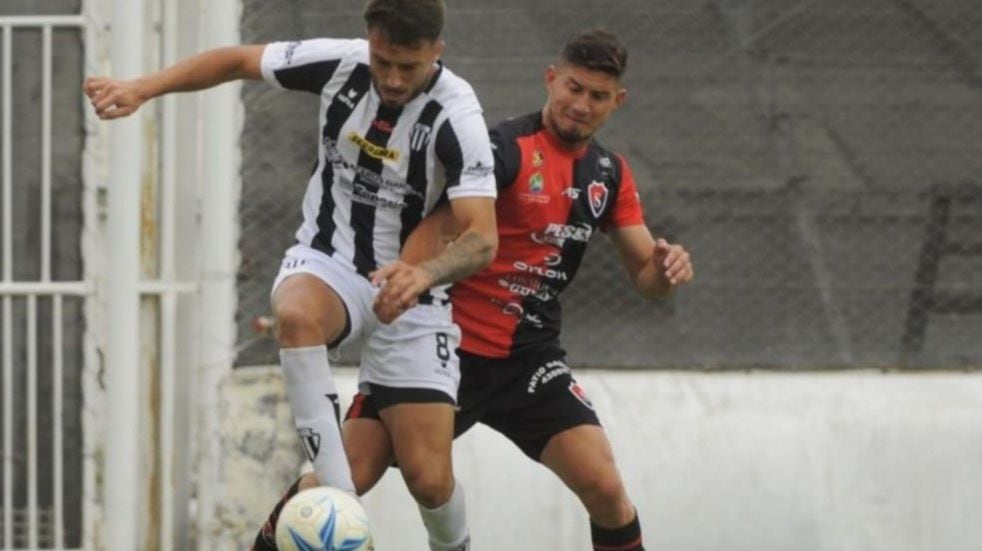 Sporting dejó el invicto en cancha de Liniers y perdió 2 a 1.