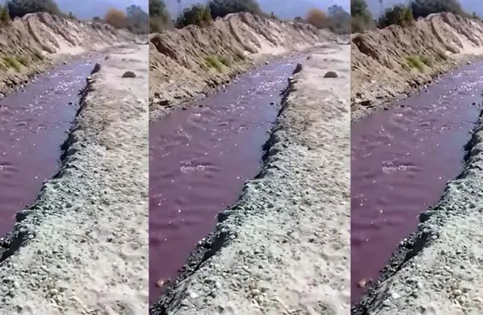 El río Chuscha se tiñó del color del vino tinto