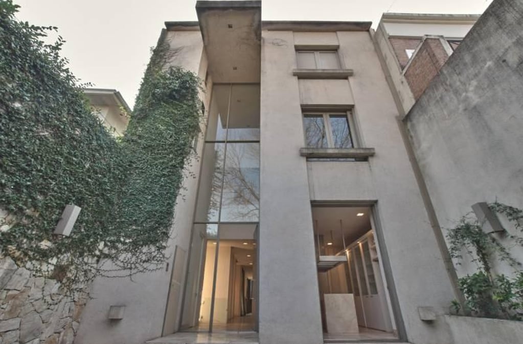 La casa se encuentra ubicada en el barrio de Belgrano y cuenta con tres pisos.