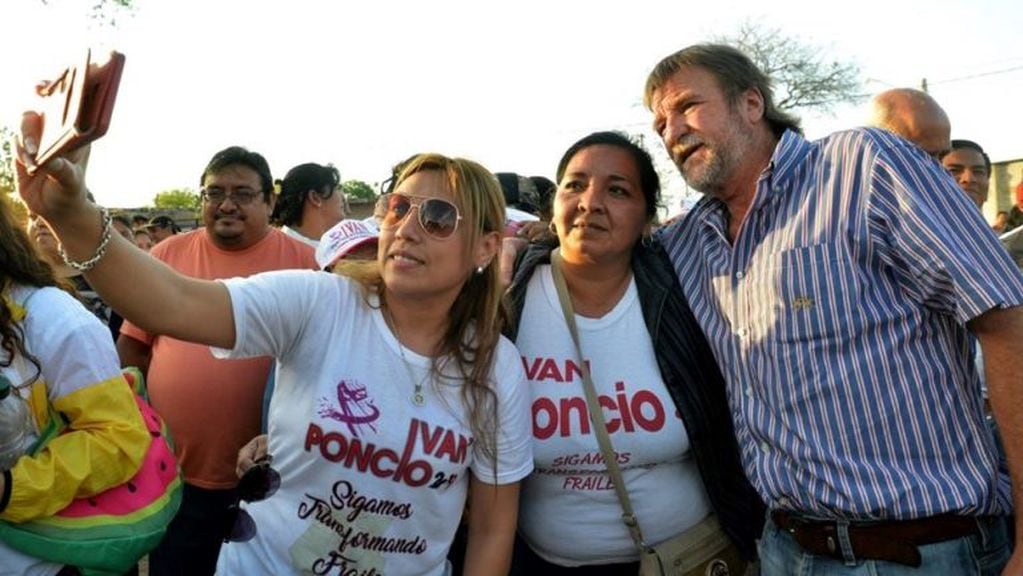 Militantes de la ciudad de Fraile Pintado junto al candidato a diputado nacional Jorge Rizzotti.