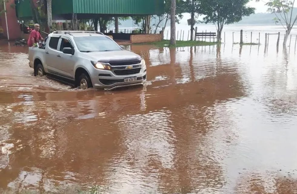 Crecida del río Paraná provoca evacuaciones y suspensión del paso fronterizo en Montecarlo.