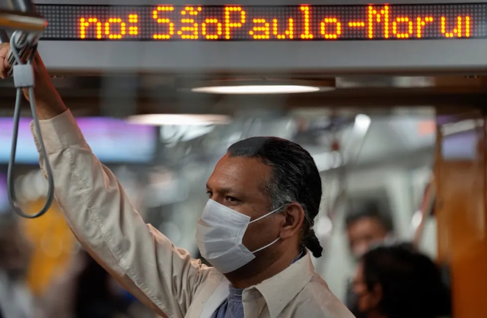 Brasil volvió a imponer el uso obligatorio de barbijos en aeropuertos y aviones por un rebrote de coronavirus.