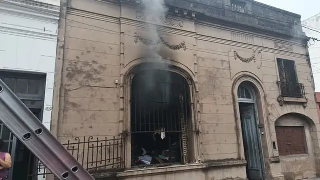 Internaron a una persona con quemaduras en Córdoba, por el incendio en una pensión.