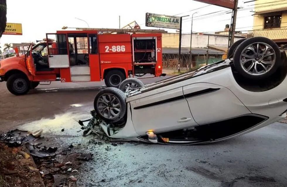 Un adolescente volcó con su auto en el centro posadeño. (Foto: Primera Edición)