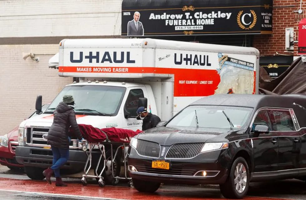 Coronavirus: encuentran en Nueva York un centenar de cadáveres en camiones de mudanza. (Foto: Justin Lane/EFE/EPA)