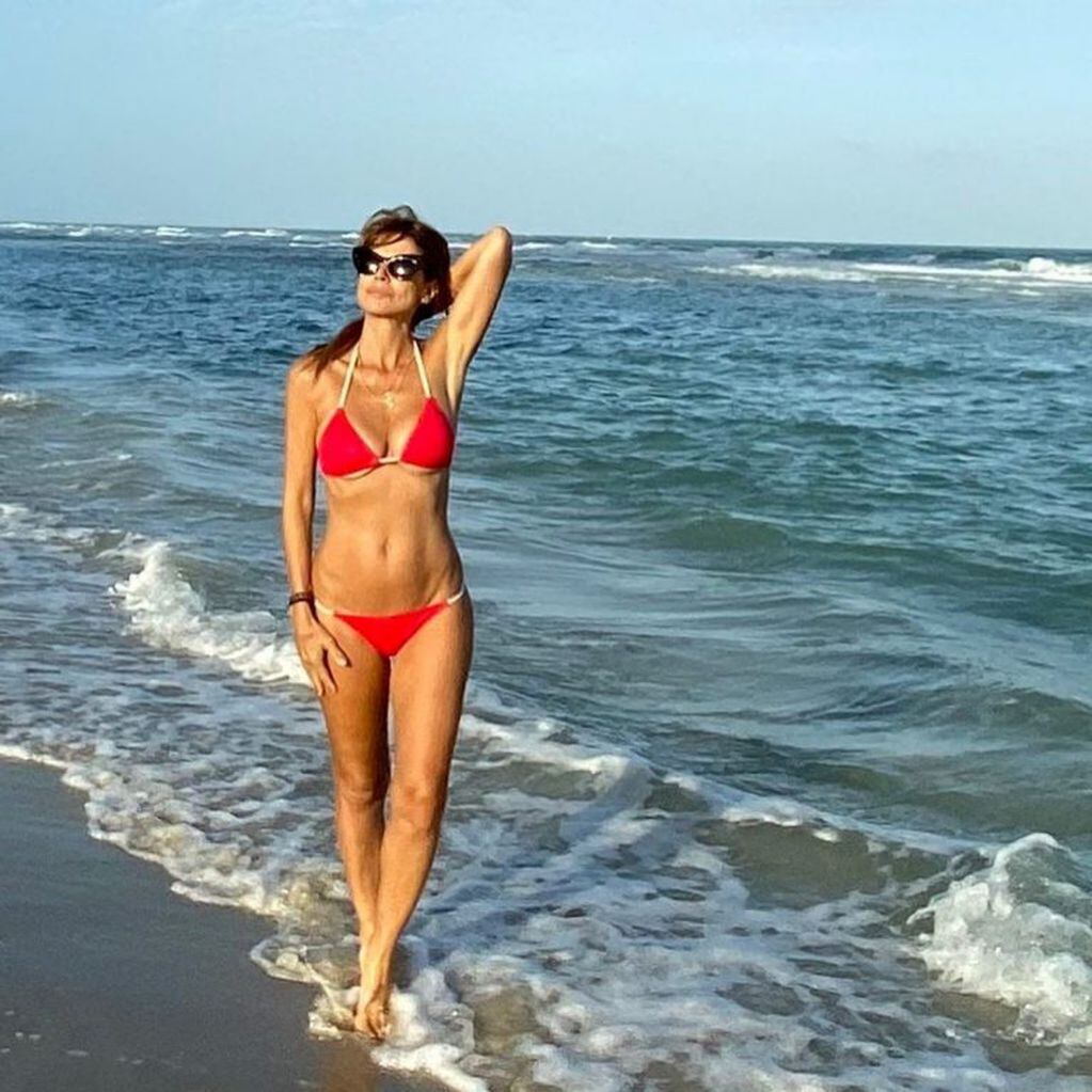 Flavia Palmiero en la playa (Instagram)