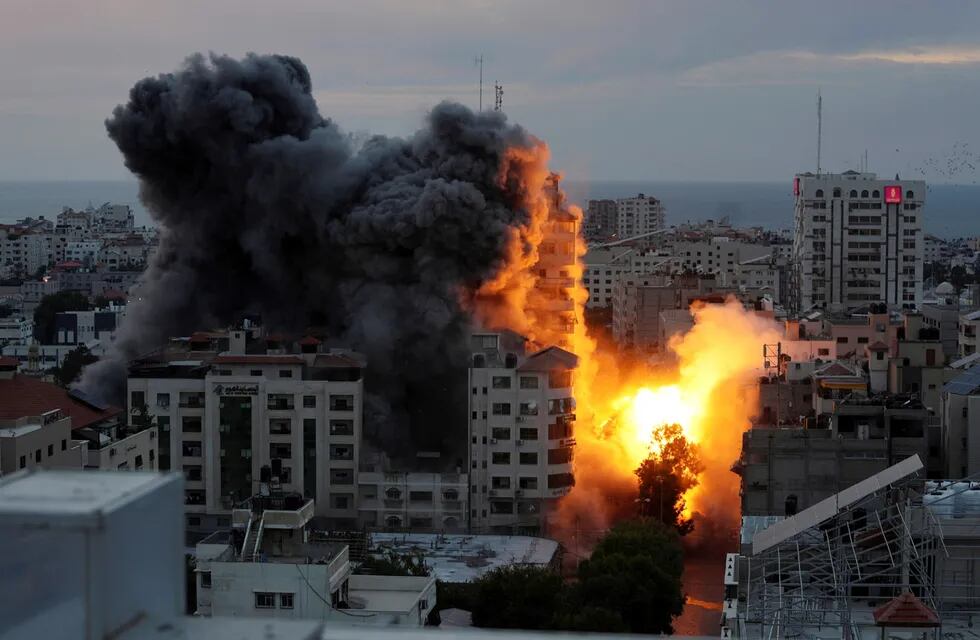 Un ataque aéreo israelí en la ciudad de Gaza. (AP)