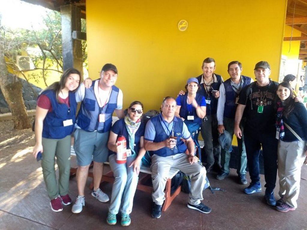 Colaboradores de Parques y las concesionarias de Cataratas del Iguazú en la limpieza del cauce del río Iguazú. (WEB)