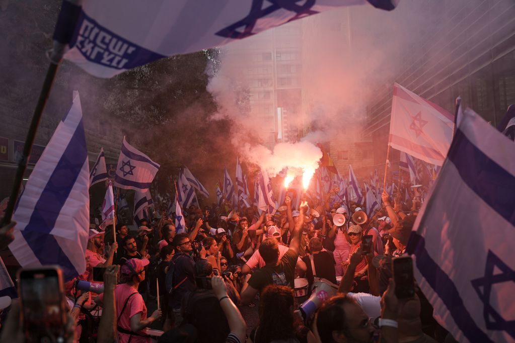 Israelíes protestas contra los planes del gobierno del primer ministro, Benjamin Netanyahu, para reformar el sistema judicial, en Tel Aviv, Israel, el 18 de julio de 2023. Foto: AP / Oded Balilty.