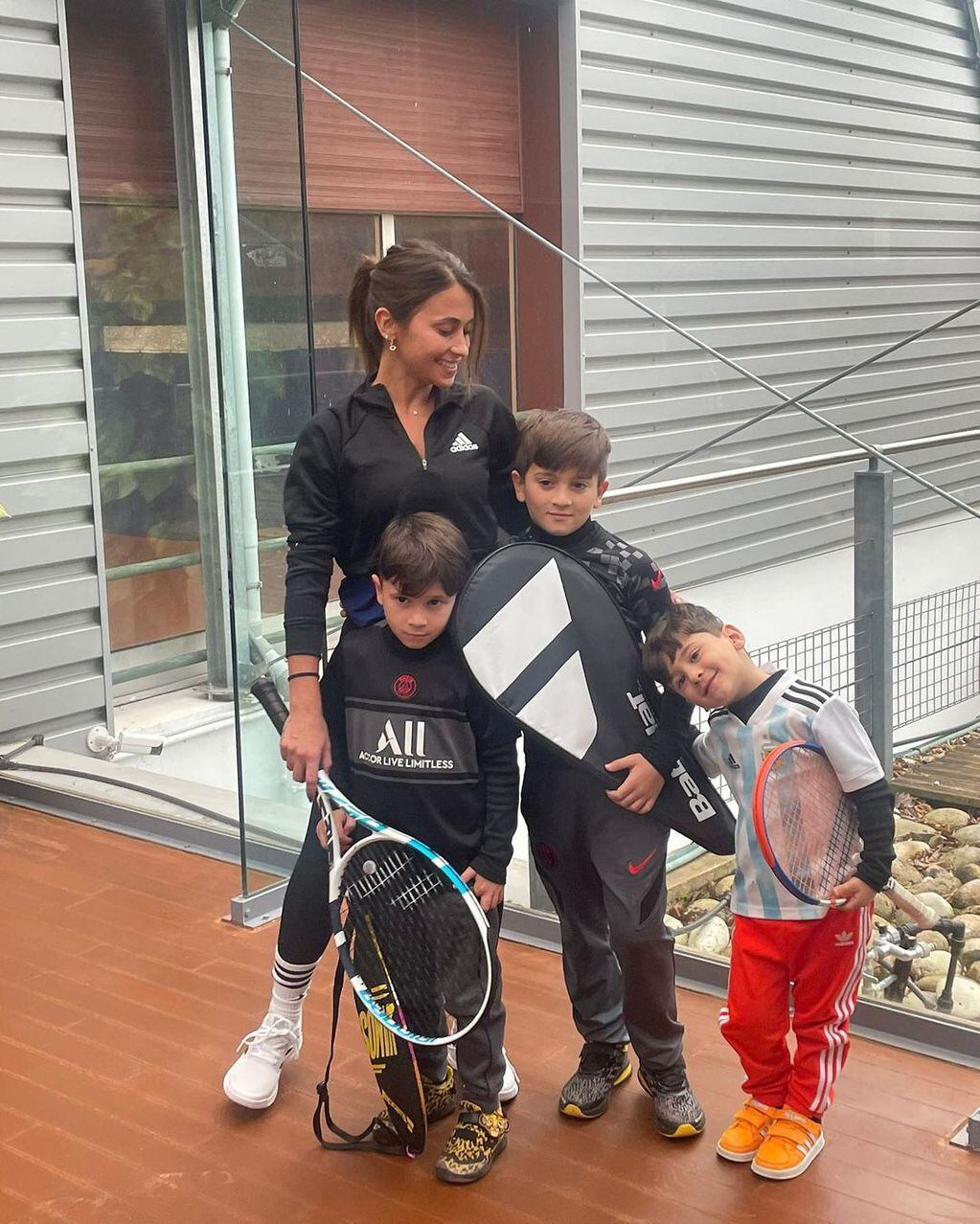 Antonela Roccuzzo empezó tenis junto a sus tres hijos.