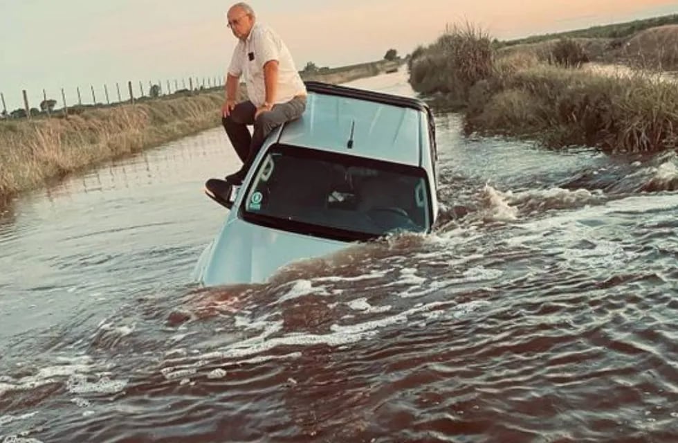 Productor se sentó en el techo de su camioneta ante la inundación de un camino rural