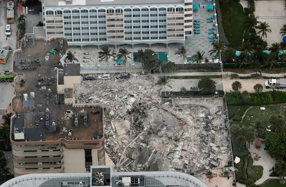 Esta foto aérea muestra parte del condominio Champlain Towers South de 12 pisos frente al mar que colapsó en Surfside, Florida. (AP)